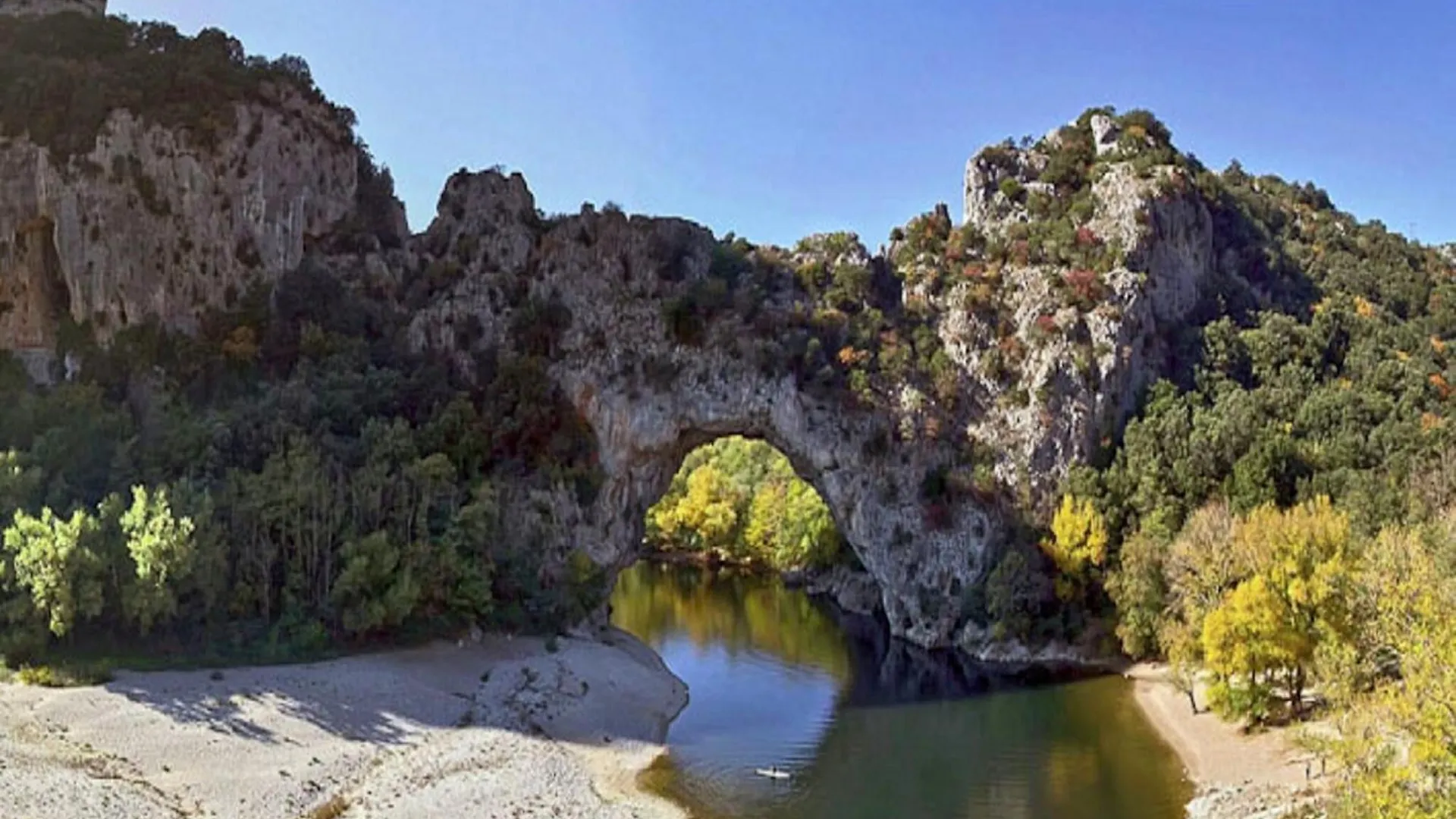 Semesterbostad Lovely House With Grass Garden Shared Swimmingpool Next To The River Ard Che Lalevade-dʼArdèche
