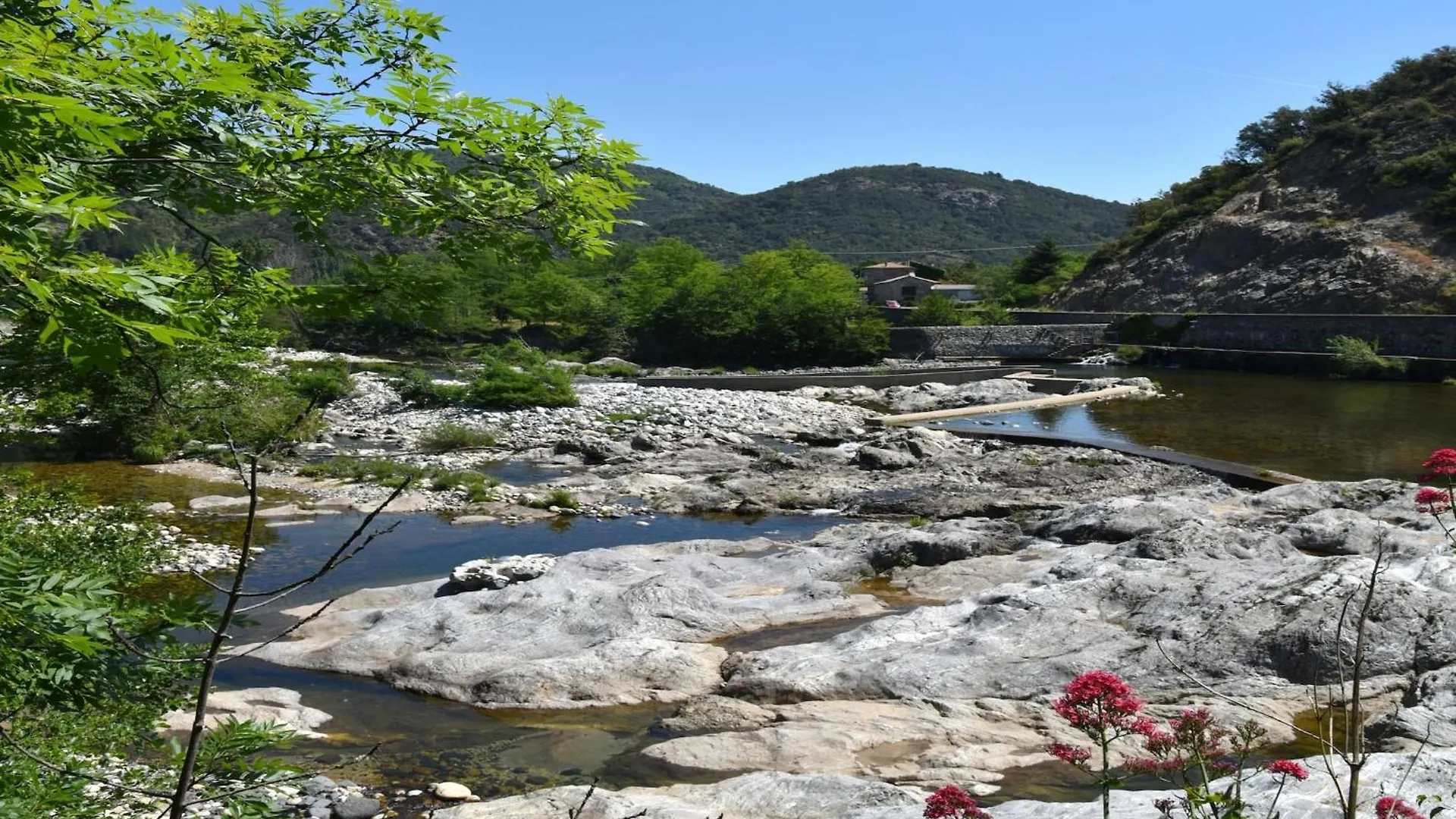 Semesterbostad Lovely House With Grass Garden Shared Swimmingpool Next To The River Ard Che Lalevade-dʼArdèche Frankrike