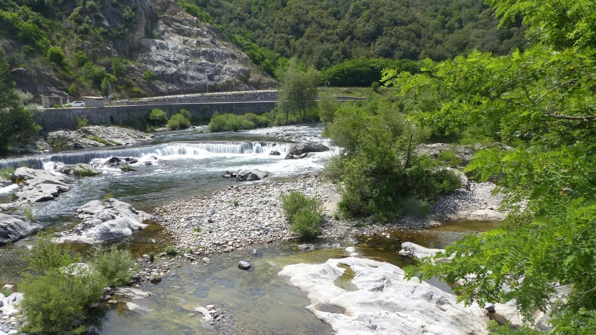 Lovely House With Grass Garden Shared Swimmingpool Next To The River Ard Che Lalevade-dʼArdèche
