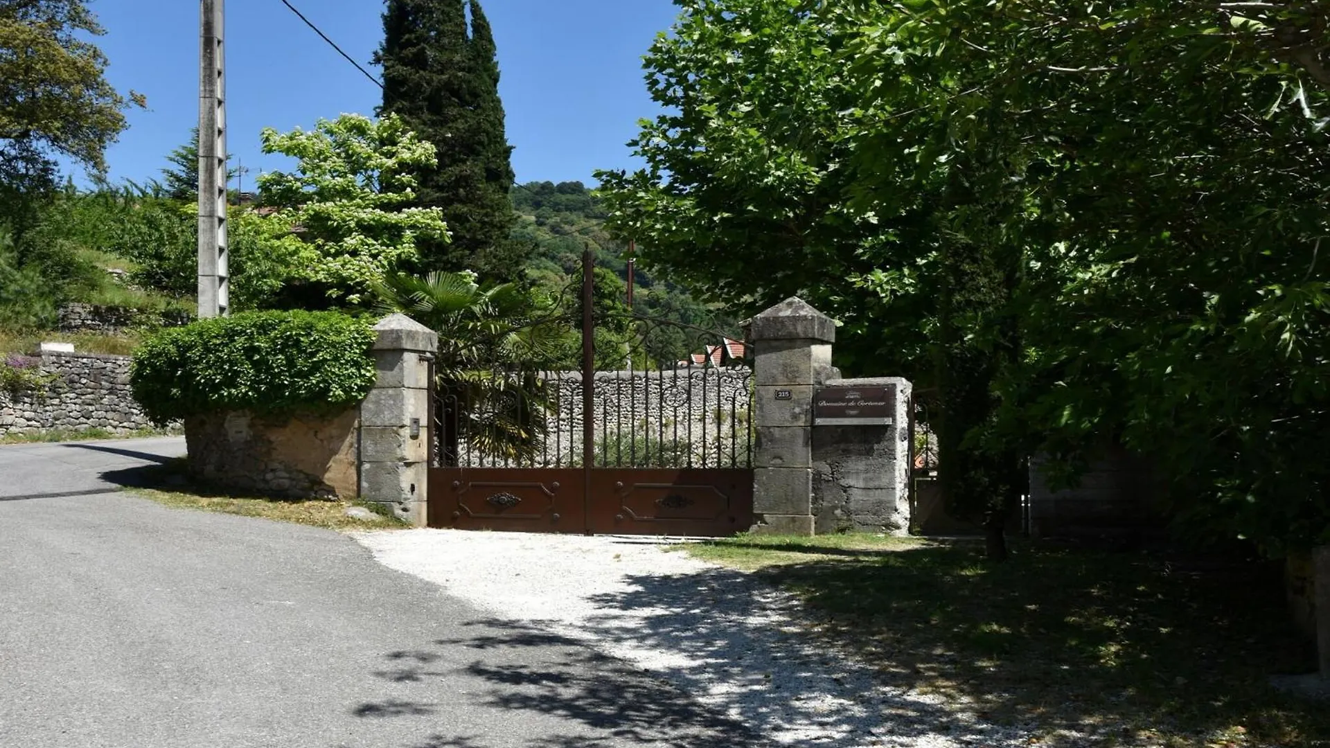 Semesterbostad Lovely House With Grass Garden Shared Swimmingpool Next To The River Ard Che Lalevade-dʼArdèche Frankrike