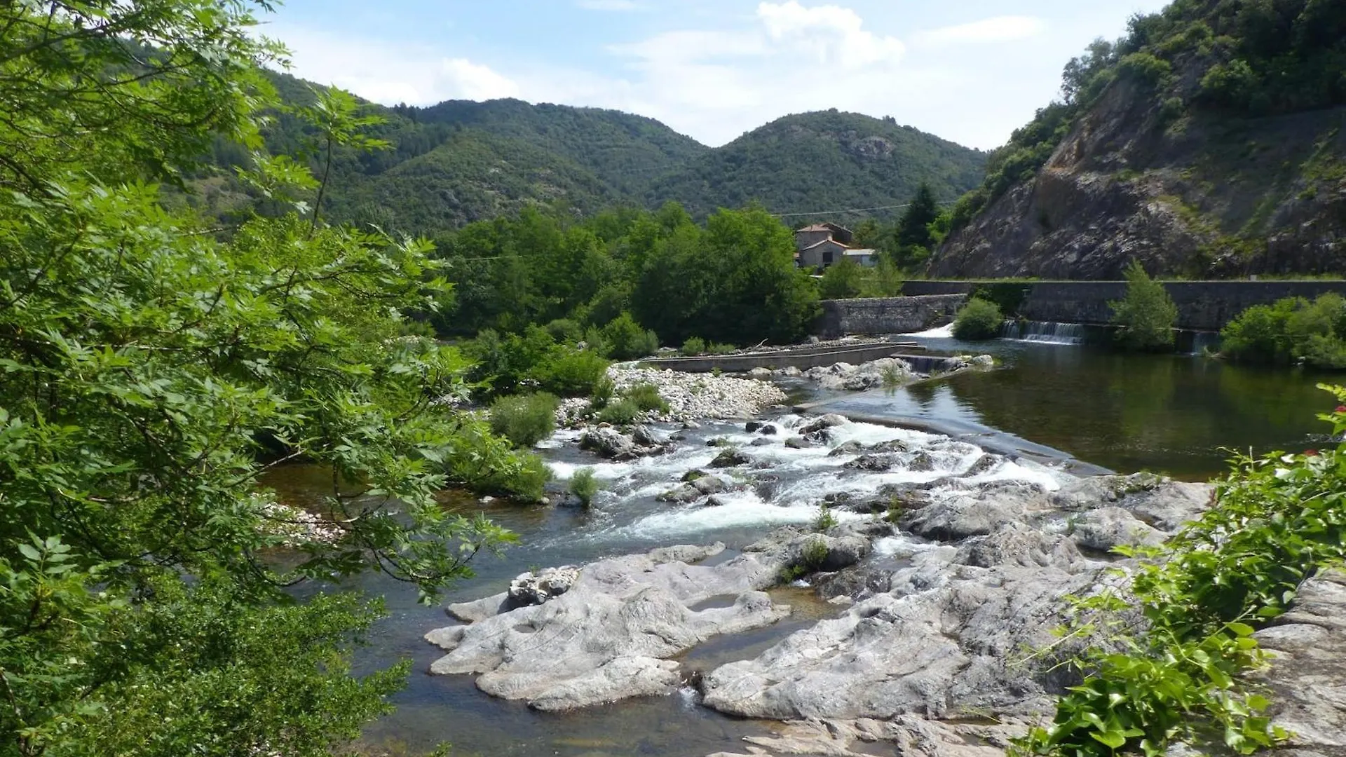 Lovely House With Grass Garden Shared Swimmingpool Next To The River Ard Che Lalevade-dʼArdèche Semesterbostad